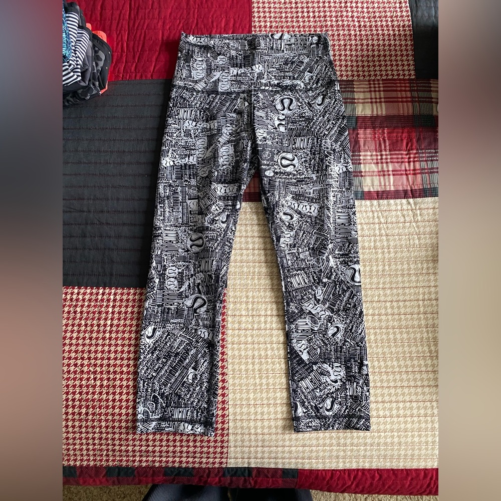 Lululemon Athletica - 23” (Cropped) Limited Edition Monochrome Graphic Leggings